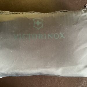 2 Amenity Kits Travel SWISS BUSINESS CLASS UNOPENED 2025 Victorinox 1 Grey 1 Red